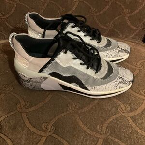 Women fashion sneakers